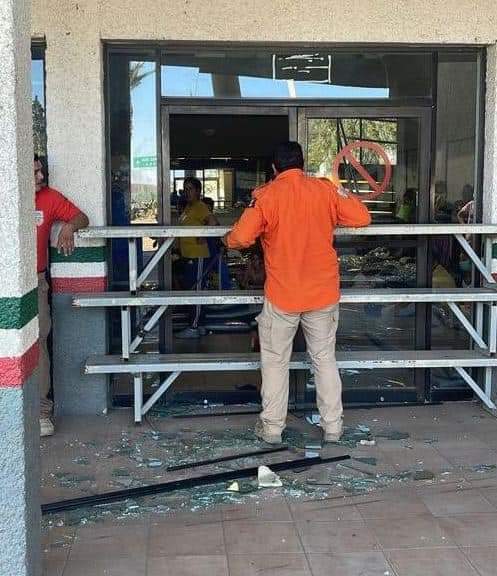 Se amotinan migrantes y huyen hacia Estados Unidos