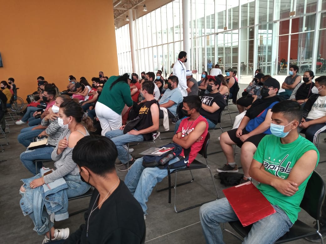 Saturan jóvenes puntos de vacunación antiCovid