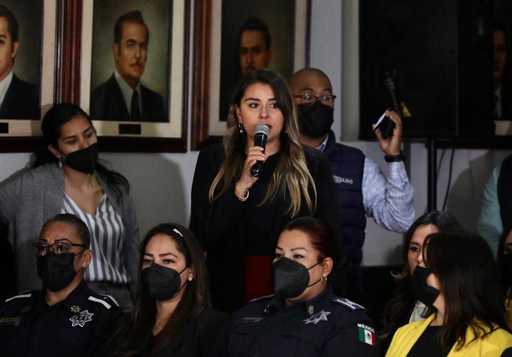Presenta Chema a mujeres mandos policiales ante Cabildo