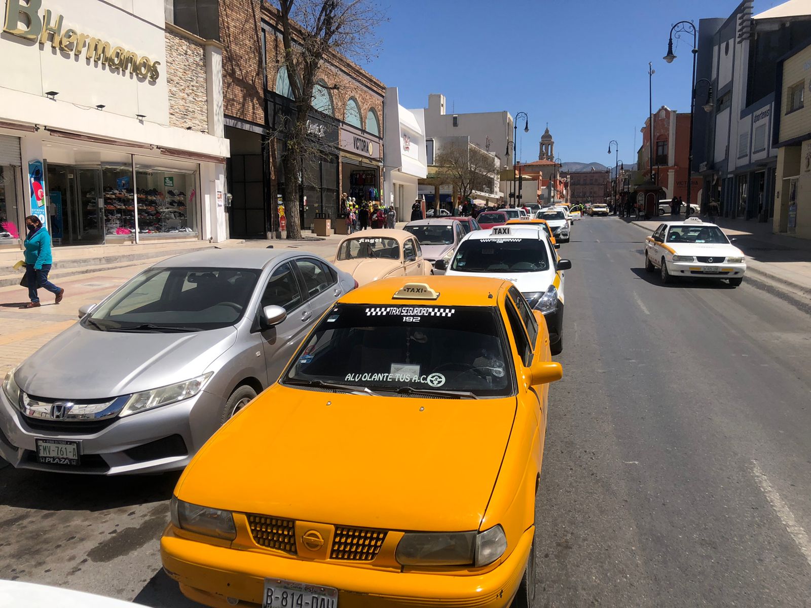 Provocan taxistas caos en la Zona Centro de la capital
