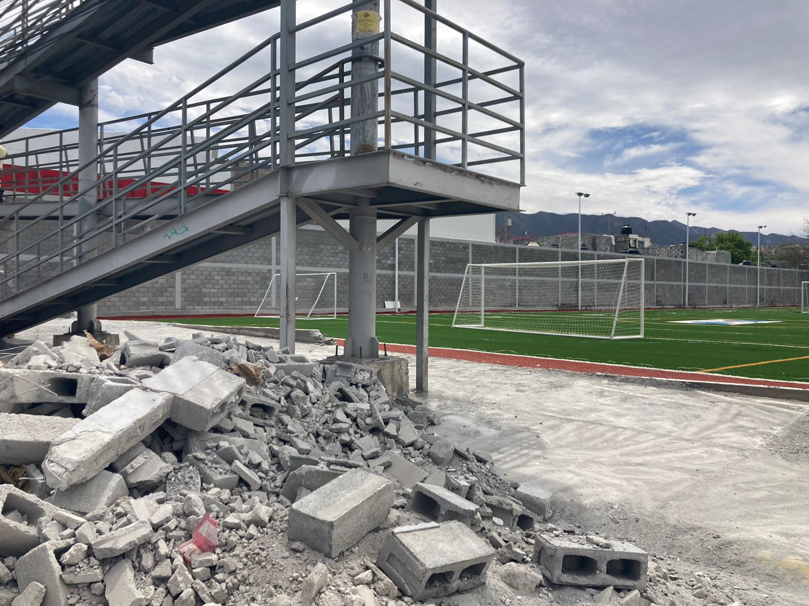 Fuertes vientos causan daños menores en Saltillo