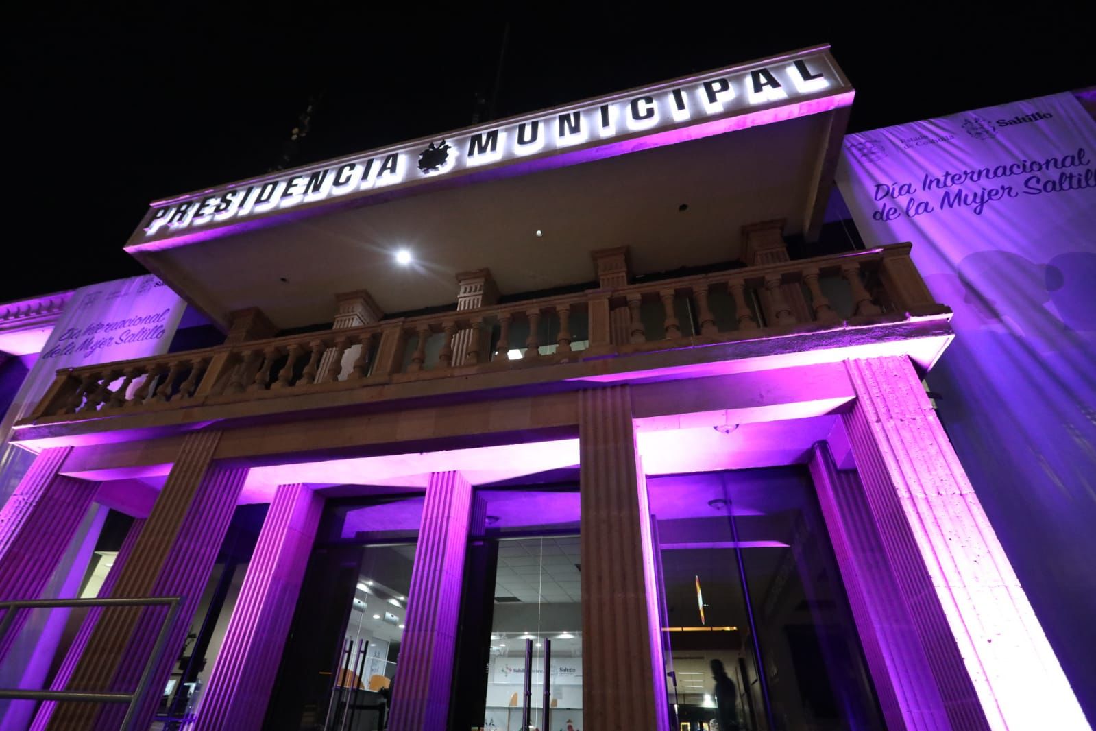 Se viste de morado Ayuntamiento en reconocimiento a la mujer