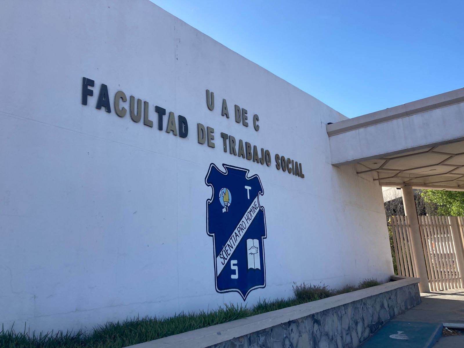 Quitan a director de la Facultad de Trabajo Social por escándalos