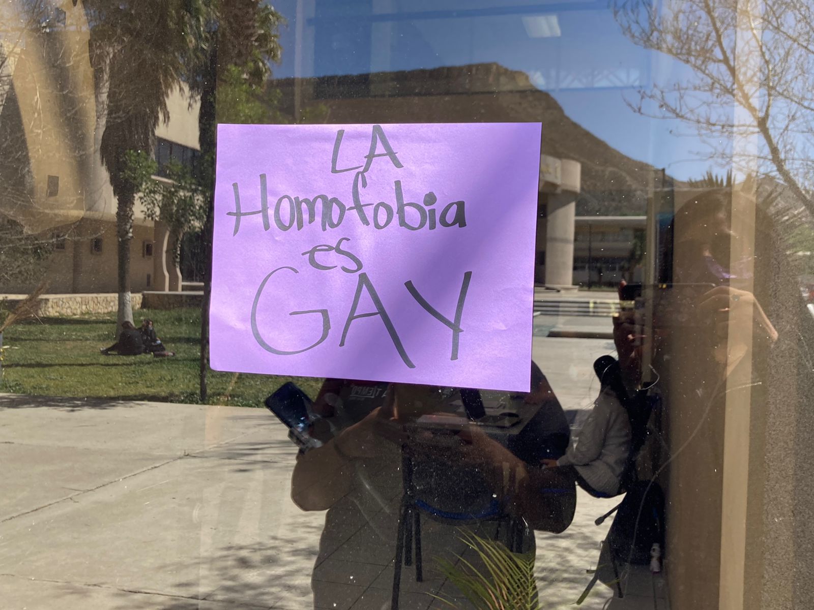 Se manifiesta comunidad estudiantil por presunto despido injustificado