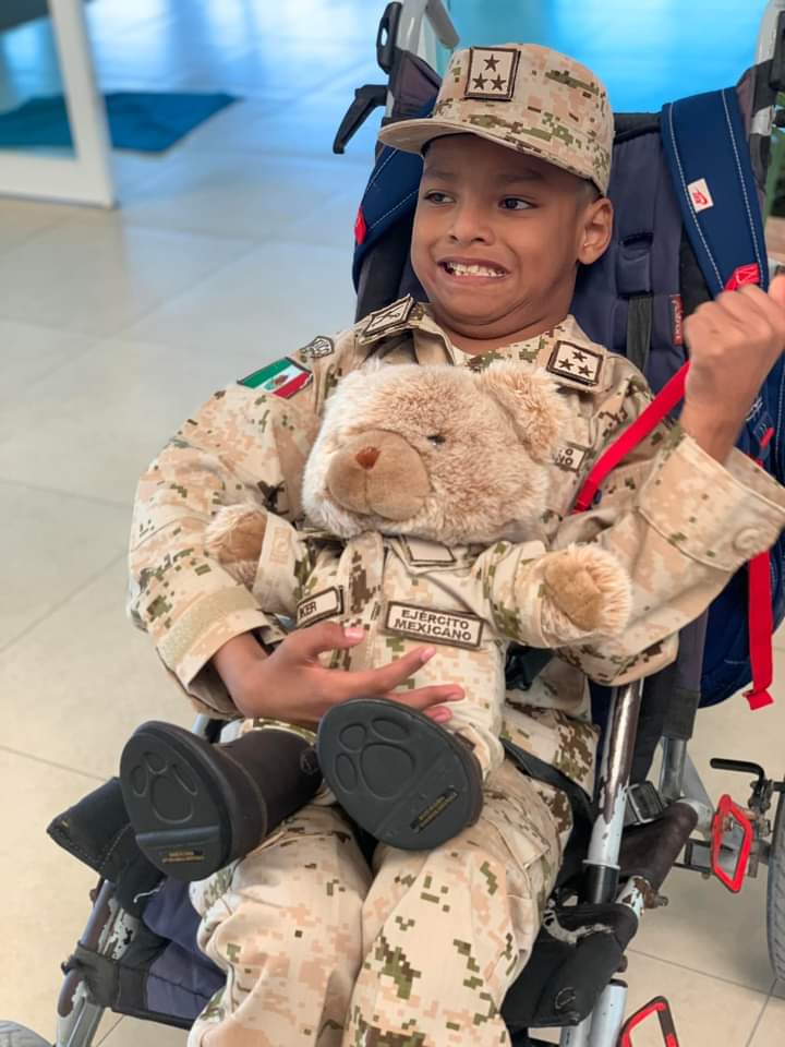 Iker, el pequeño gran soldado honorario