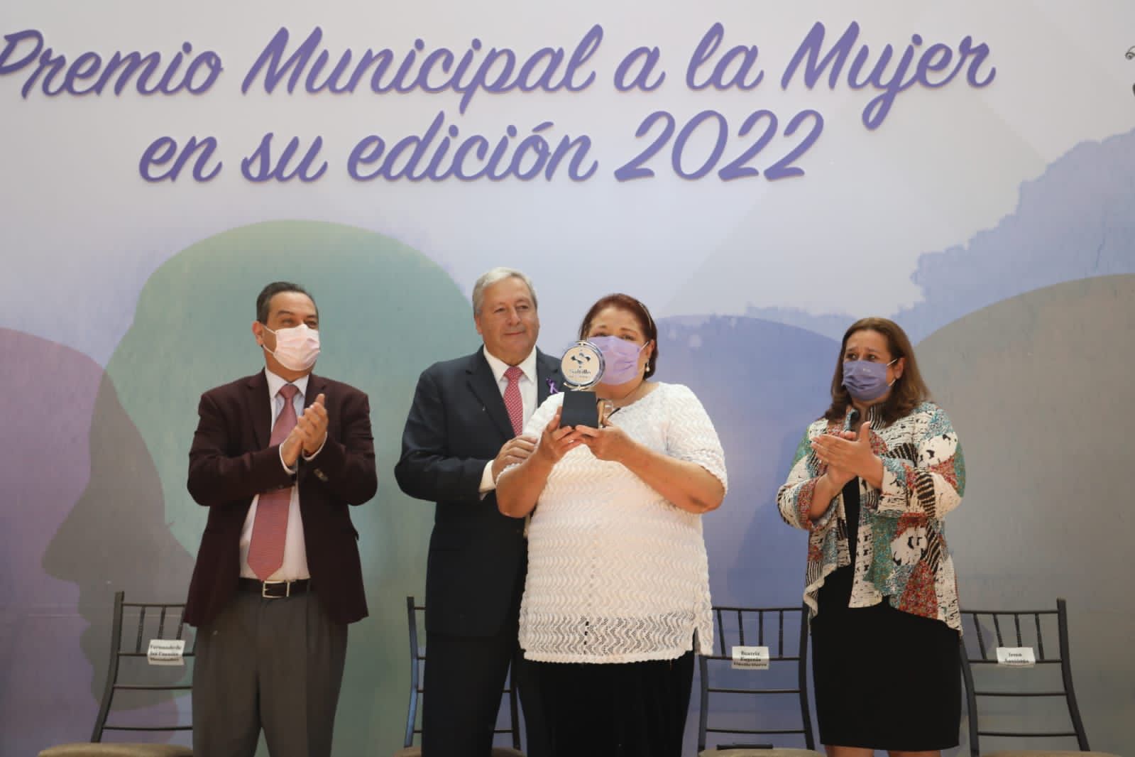 Entrega Chema Fraustro premio y reconocimientos a mujeres destacadas