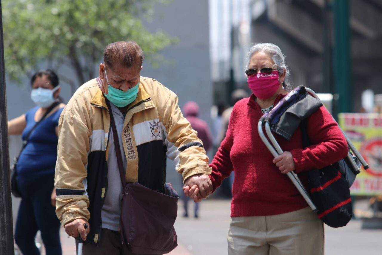 Recomiendan a adultos mayores no dejar de usar el cubrebocas