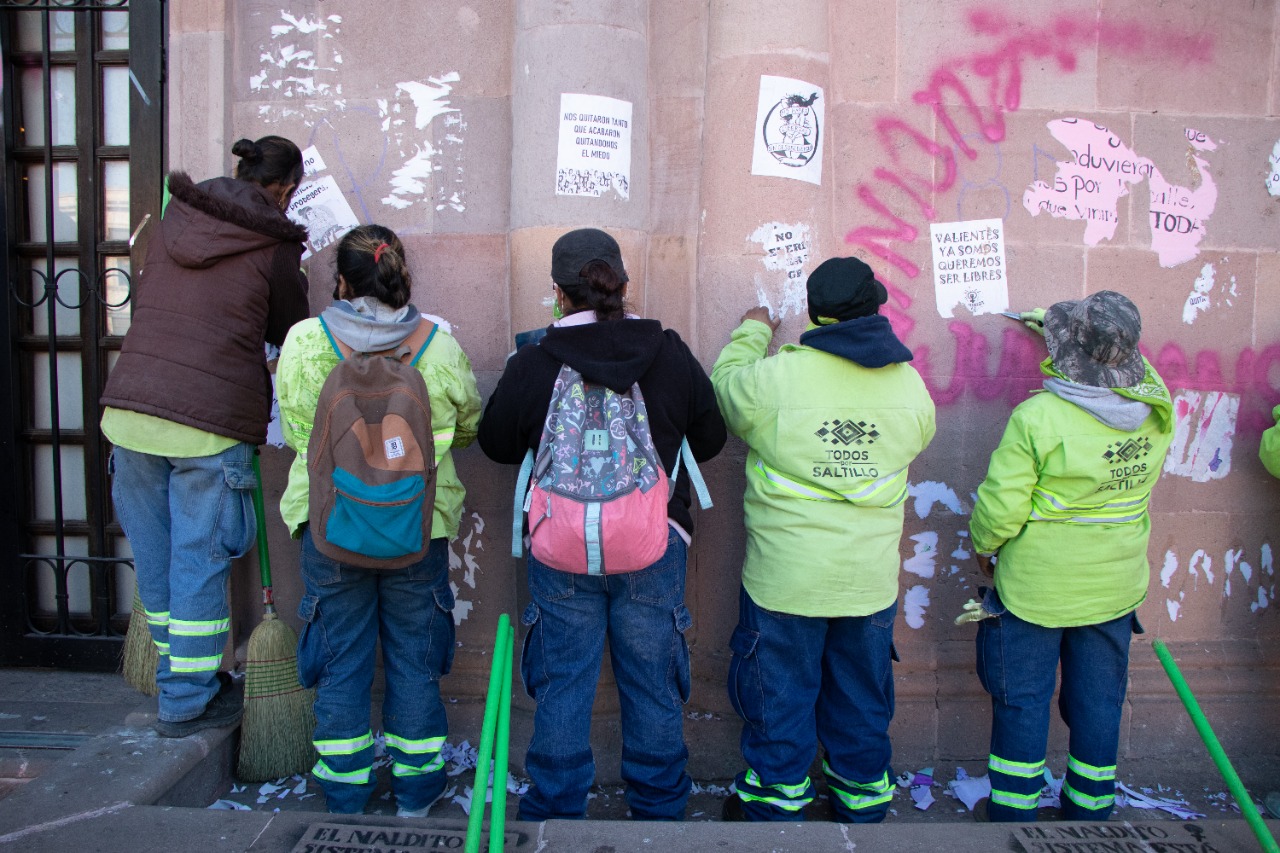 Mujeres limpian los recuerdos del 8M