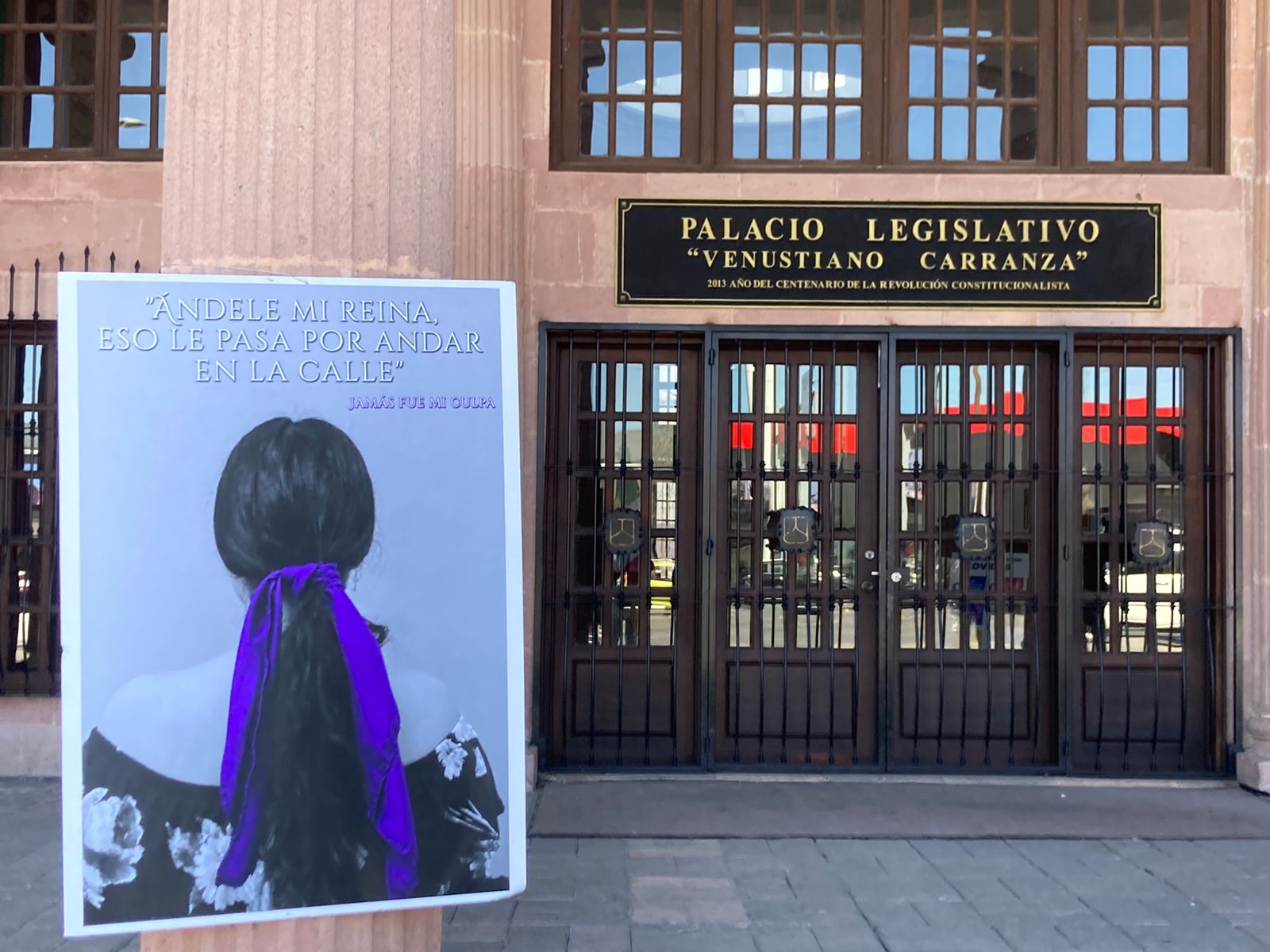 Exponen micromachismos mediante intervención artística