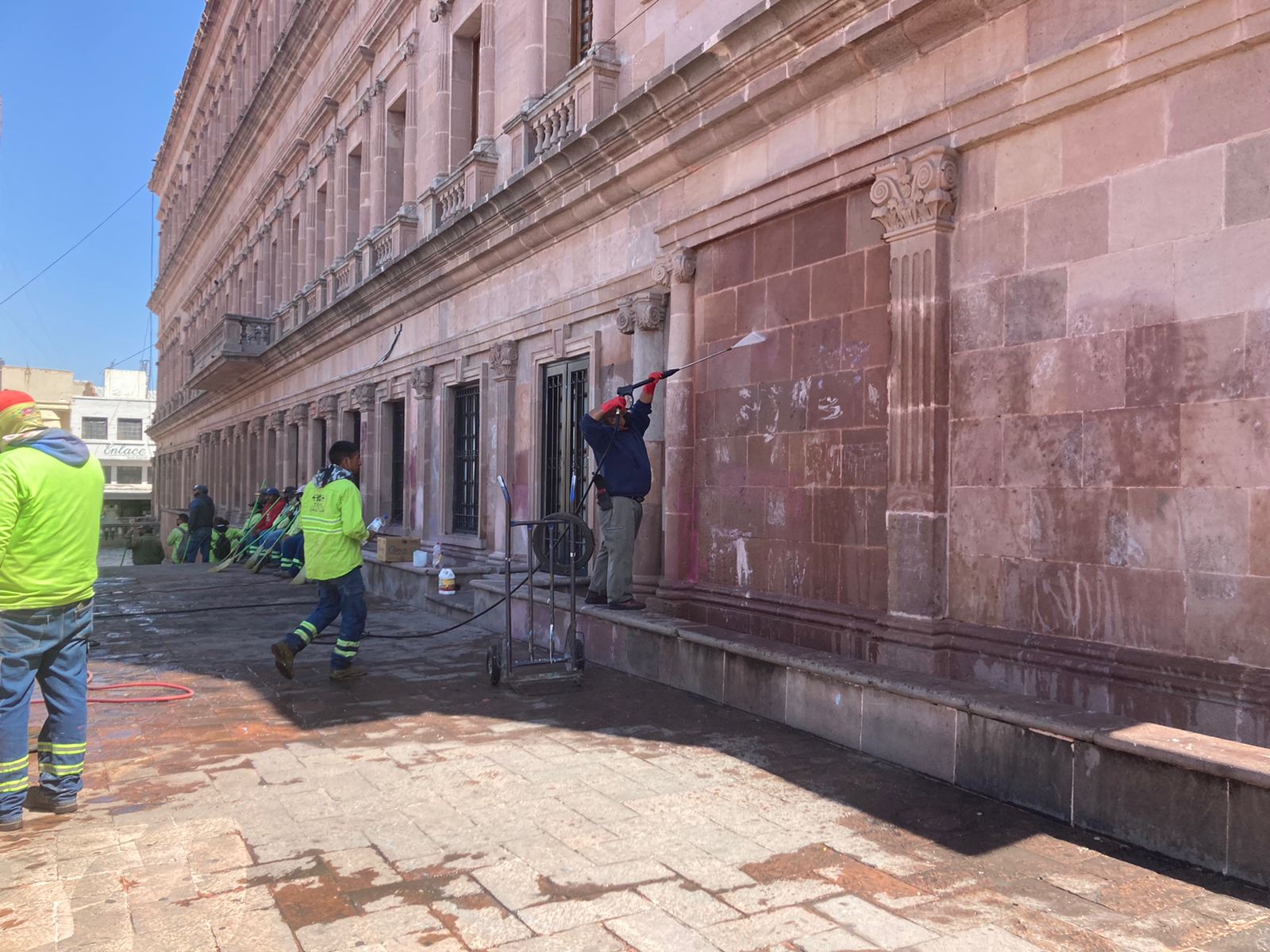 Reflexiona historiador sobre pintas en monumentos
