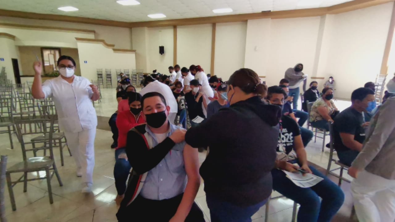 Acuden los jóvenes por su refuerzo anticovid