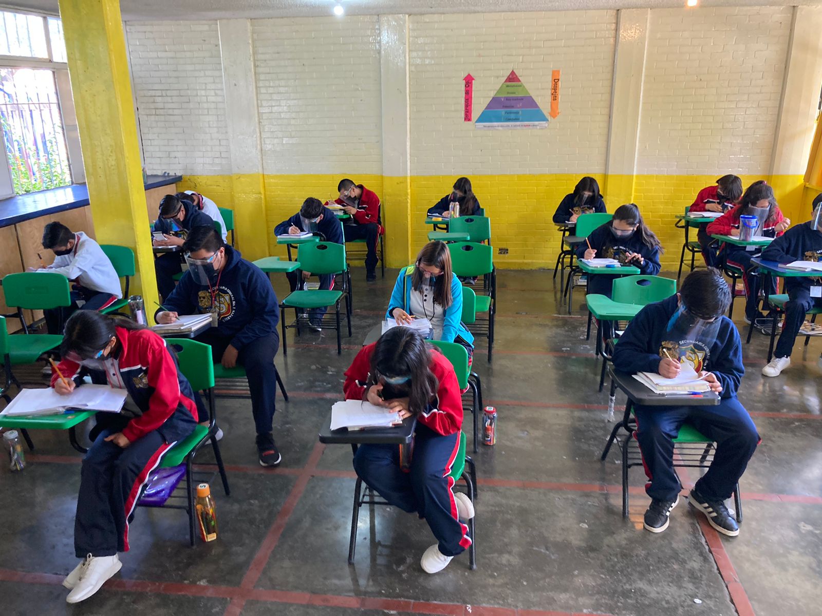Regresan a clases presenciales con el 50 por ciento de aforo en los salones