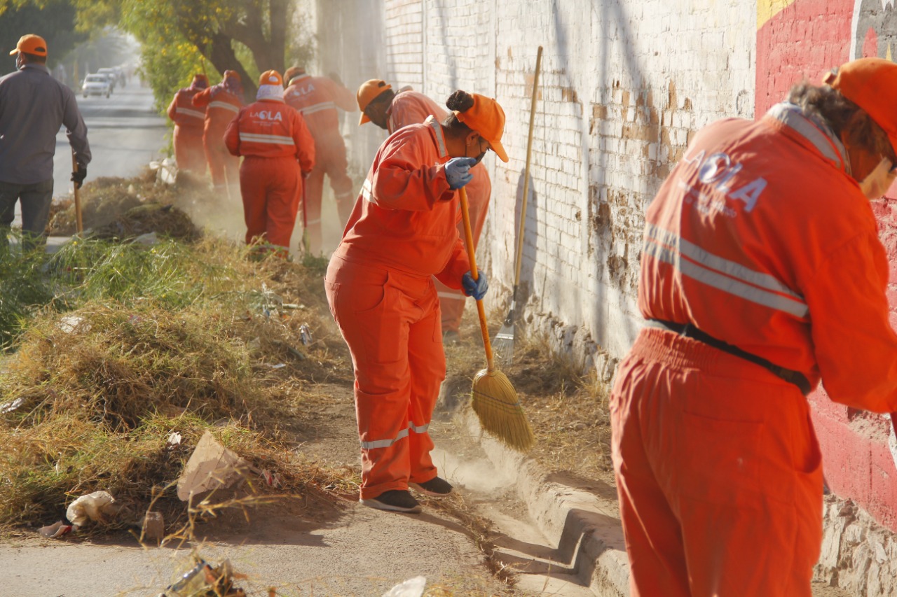 Retiran 15 toneladas de desechos en barda del ferrocarril, en Torreón