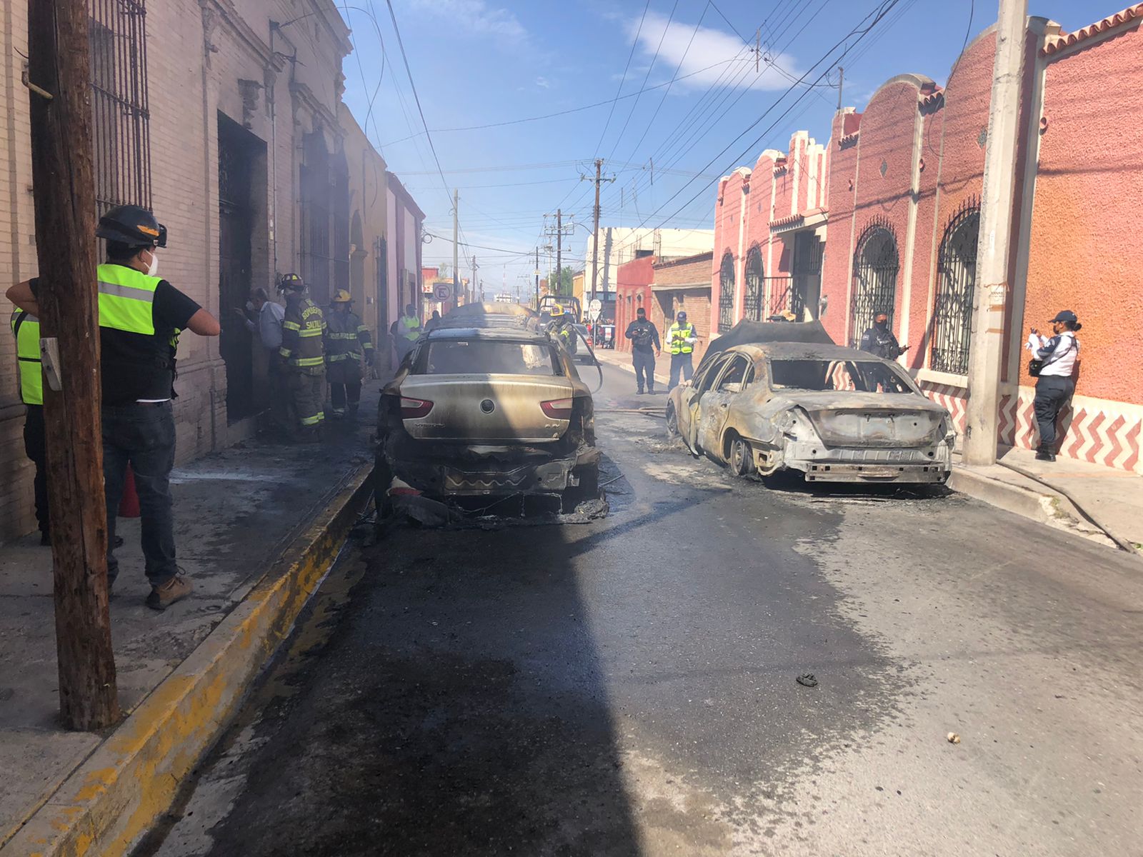 Arden 3 carros y una casa en zona centro; responsable huye