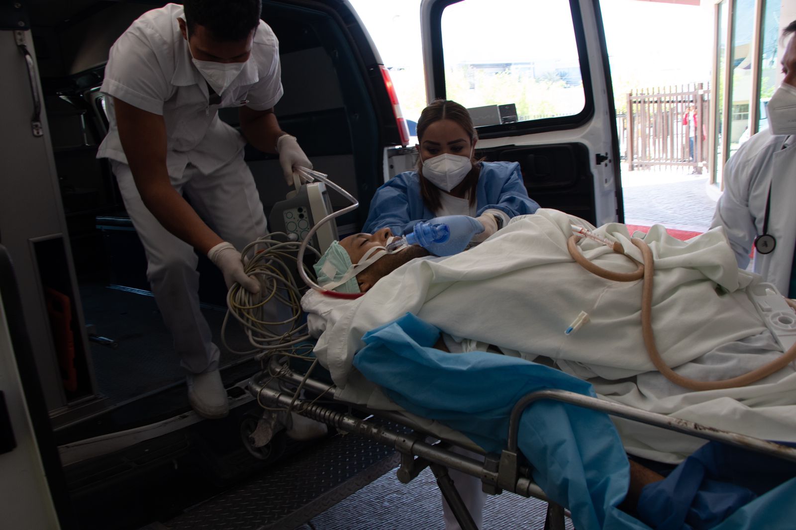 Hombre drogado agrede a familia y asesina a su madre