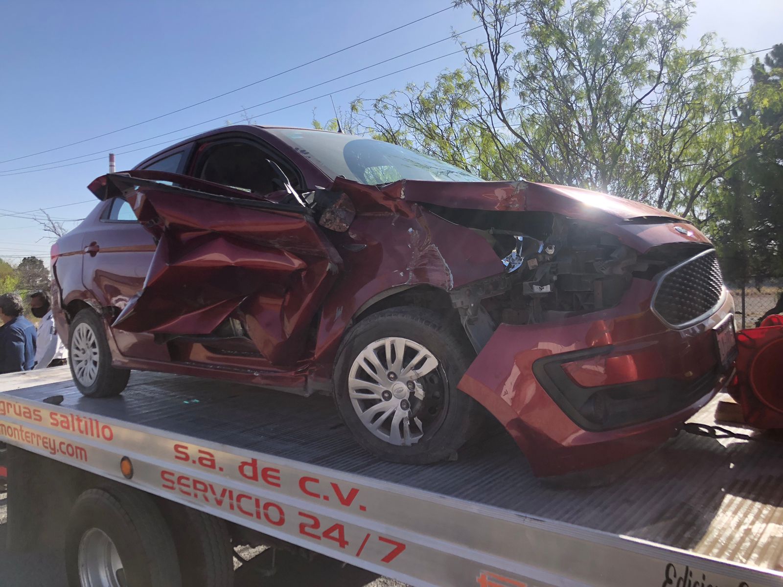 Intenta ganarle el paso al tren y lo chocan