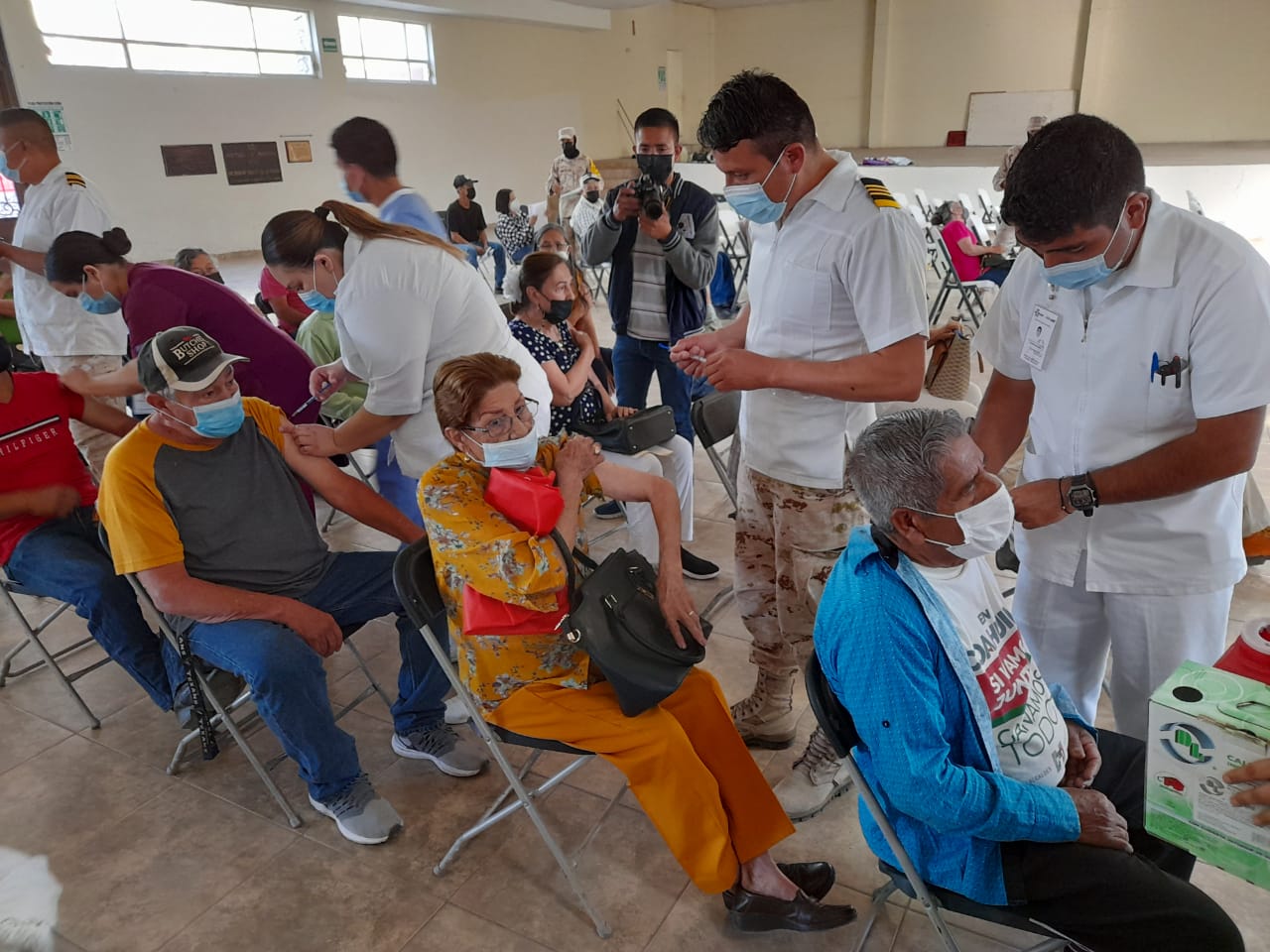 Aplican cuarta dosis anticovid a adultos mayores