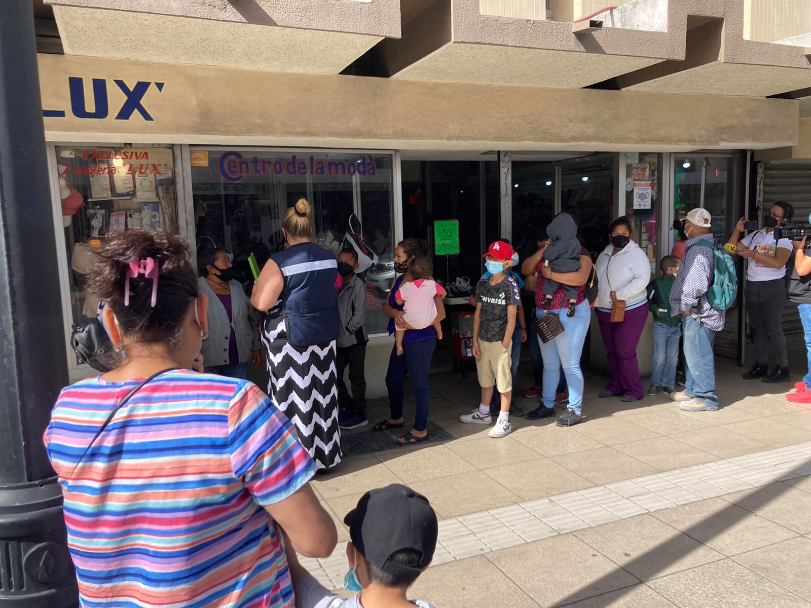 Regala comerciante zapatos a niños de escasos recursos