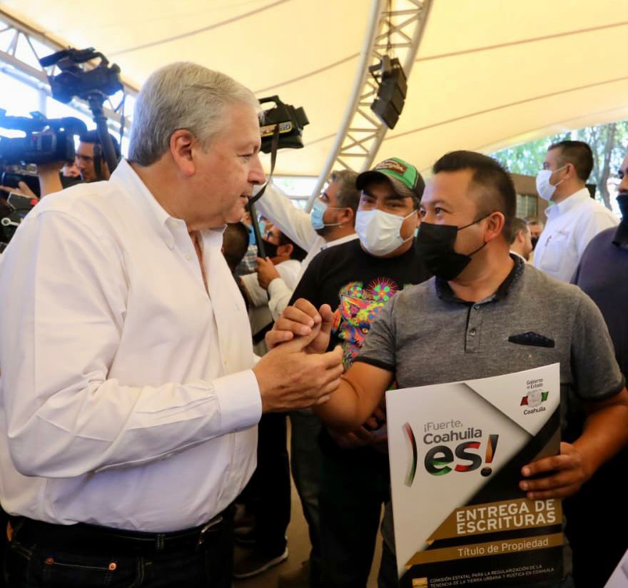 Dan solución Chema Fraustro y Gobierno Estatal a familias; entregan escrituras