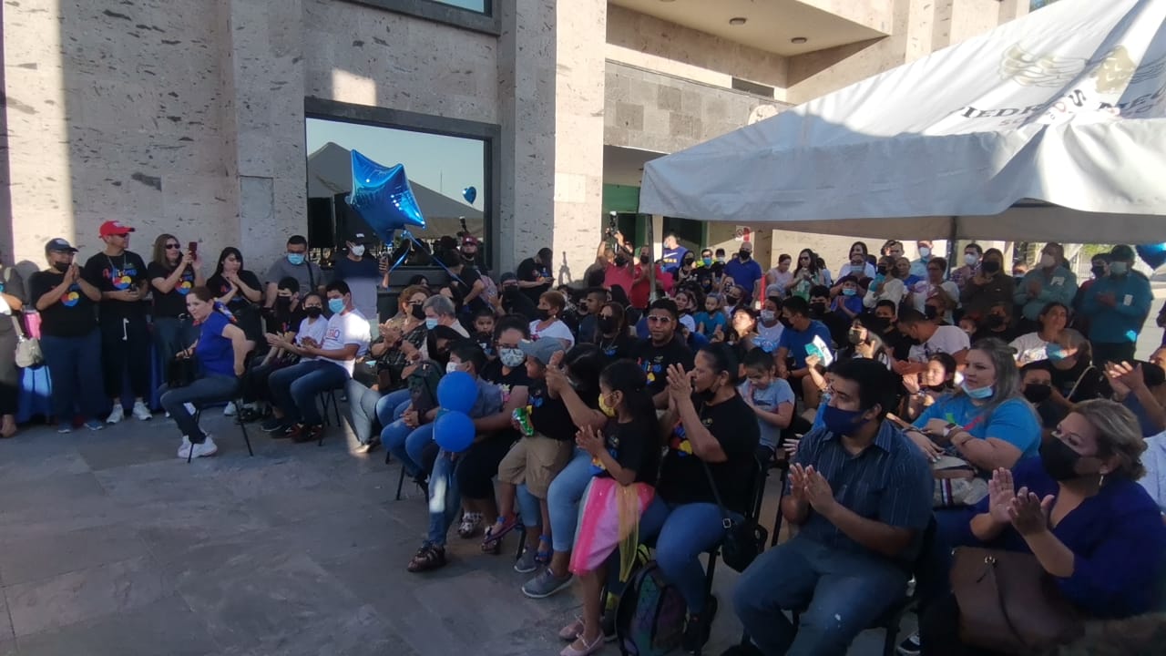 Conmemoran el día Azul, buscan concientizar sobre el Autismo