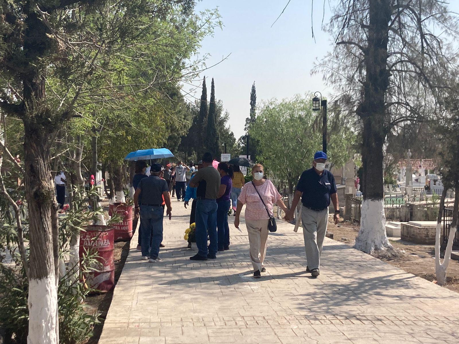 Abarrotan panteón Santiago en el día de las Madres