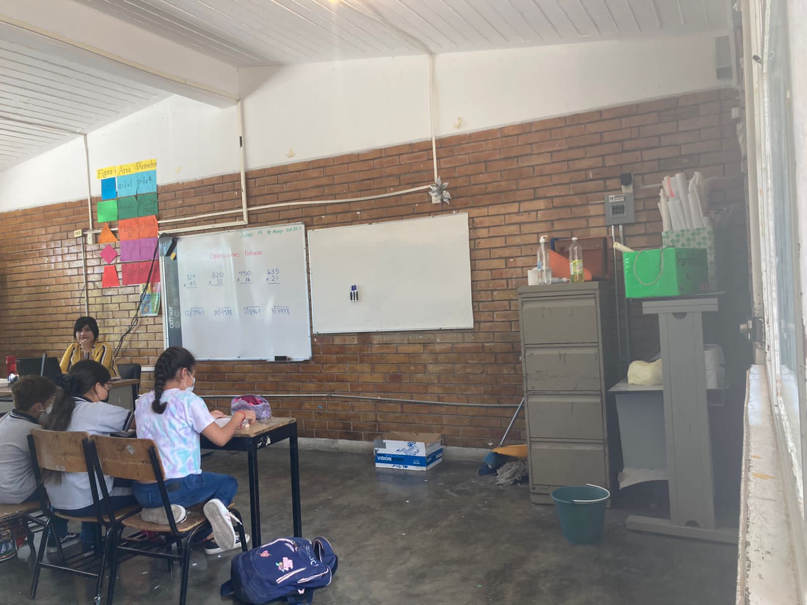 Por incendio, padres evacuan a hijos de escuelas; alcalde afirma que no hay riesgo
