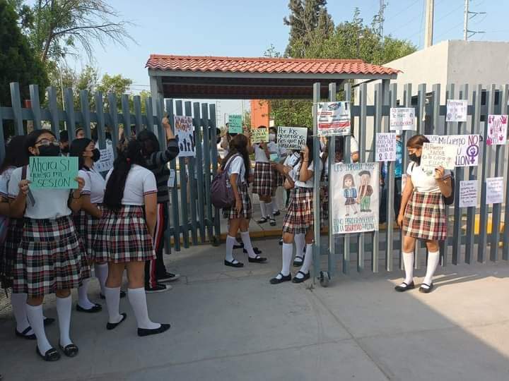 Protestan alumnas del Cecytec Monclova por casos de acoso