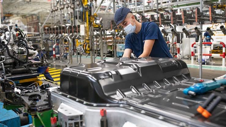 Ensayan retiro de cubrebocas en espacios cerrados de la industria