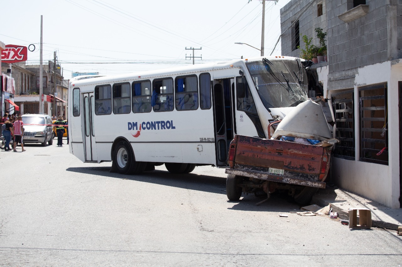 Chofer de transporte prensa y mata a adulto mayor