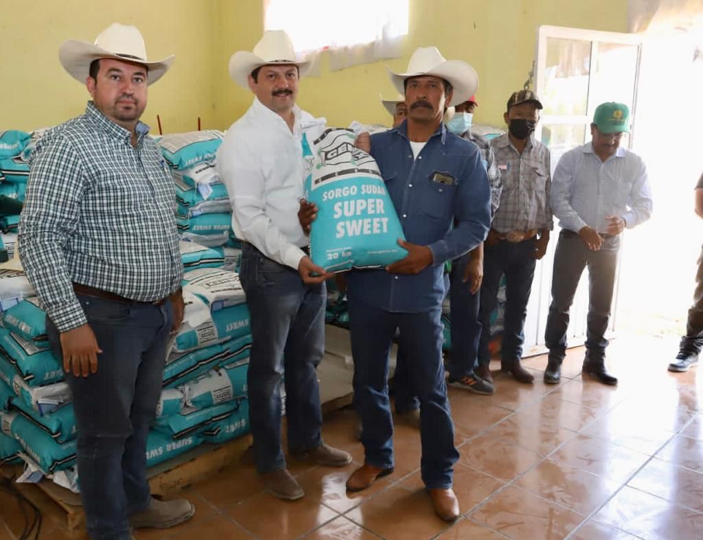 Lleva Chema Fraustro apoyos y obra a ejidos