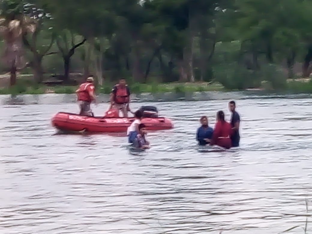 Casi se ahoga familia de migrantes en el Río Bravo