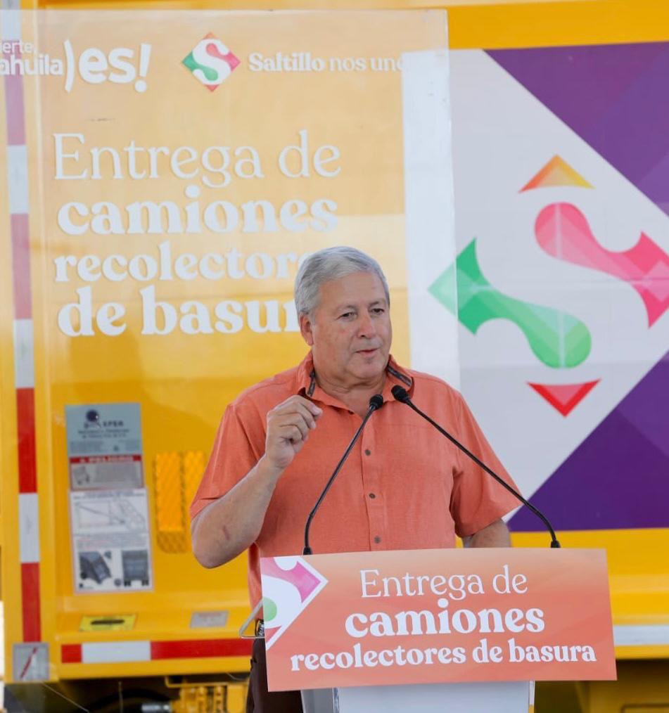 Entregan Chema Fraustro y Riquelme 4 camiones recolectores de basura