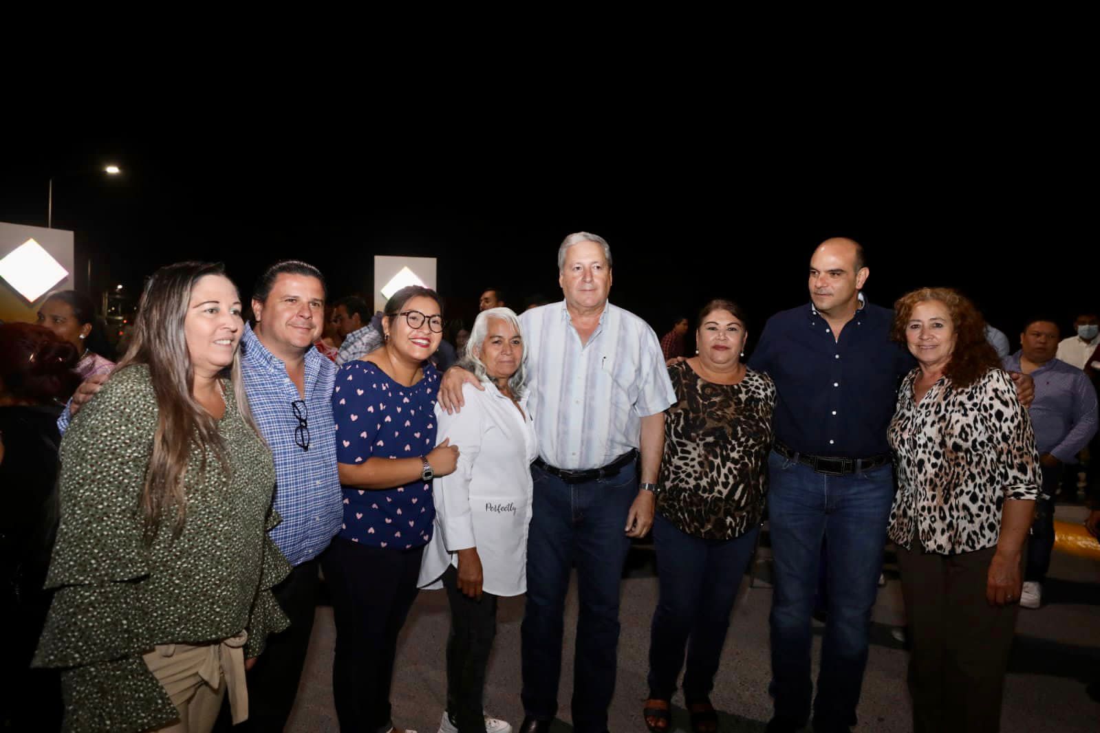 Agradecen vecinos de Postal Cerritos iluminación de sus calles