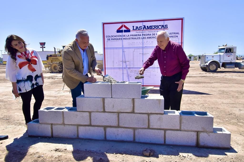 Colocan primera piedra de nave industrial en Torreón