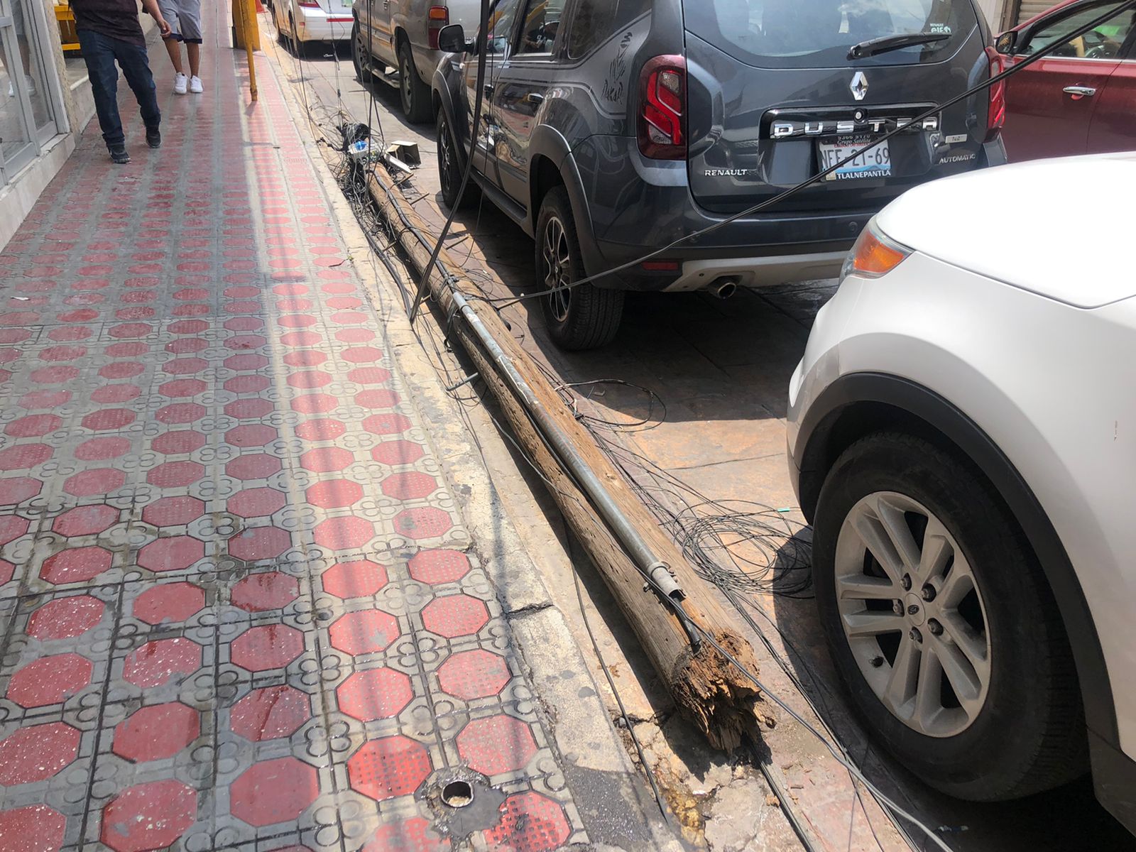 Transporte público derriba poste en el centro de Saltillo, lleva dos días sin ser levantado