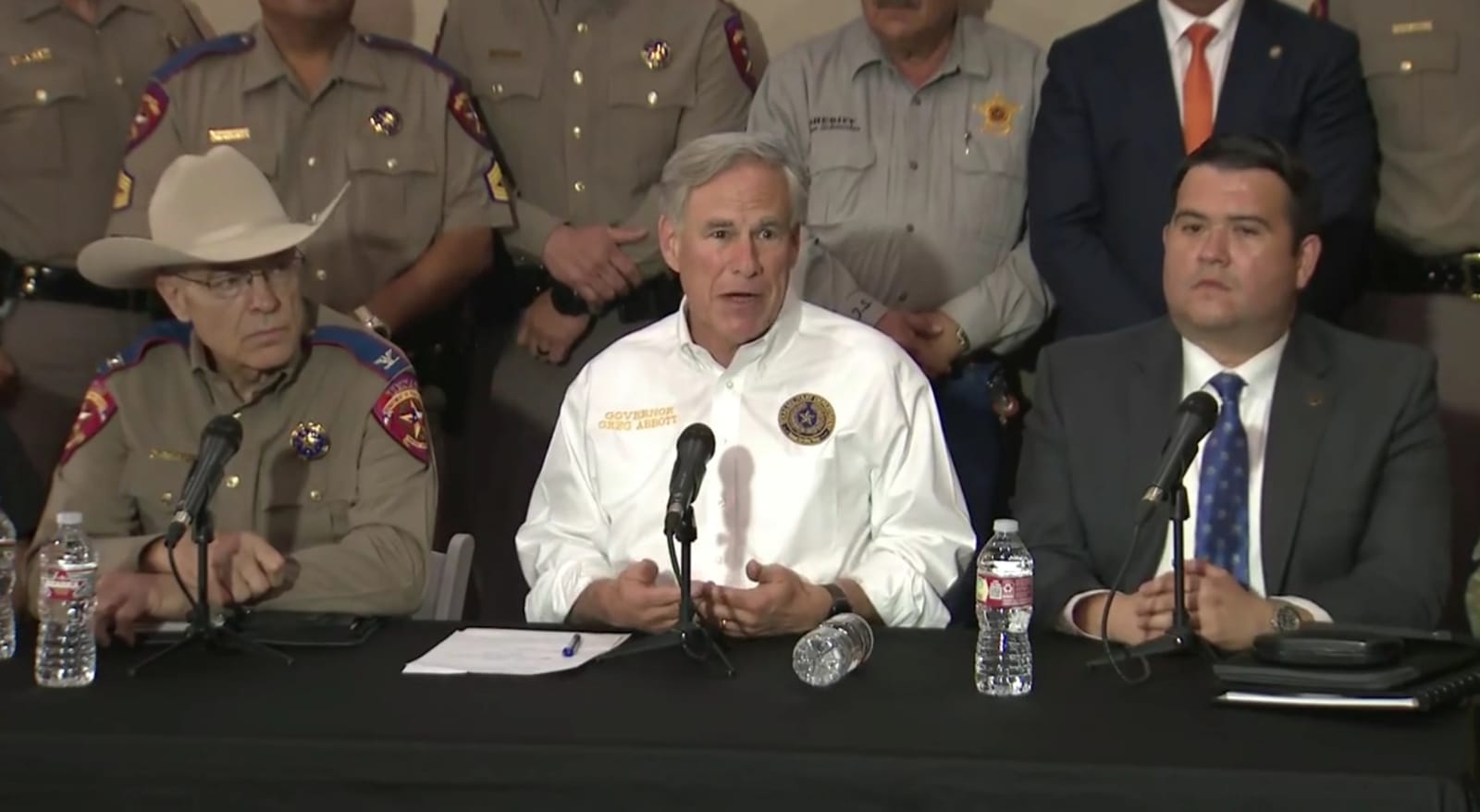 Recorre gobernador de Texas el Río Bravo