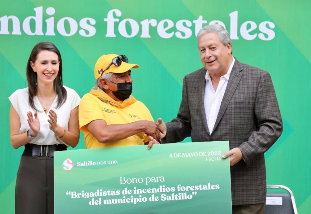 Entrega Chema Fraustro equipo a combatientes de incendios forestales