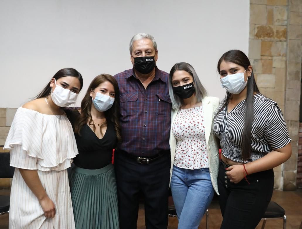 Apoya Chema Fraustro a jóvenes con curso gratuito de inglés