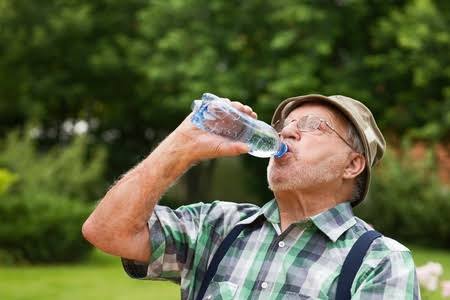 Recomiendan beber agua ante altas temperaturas