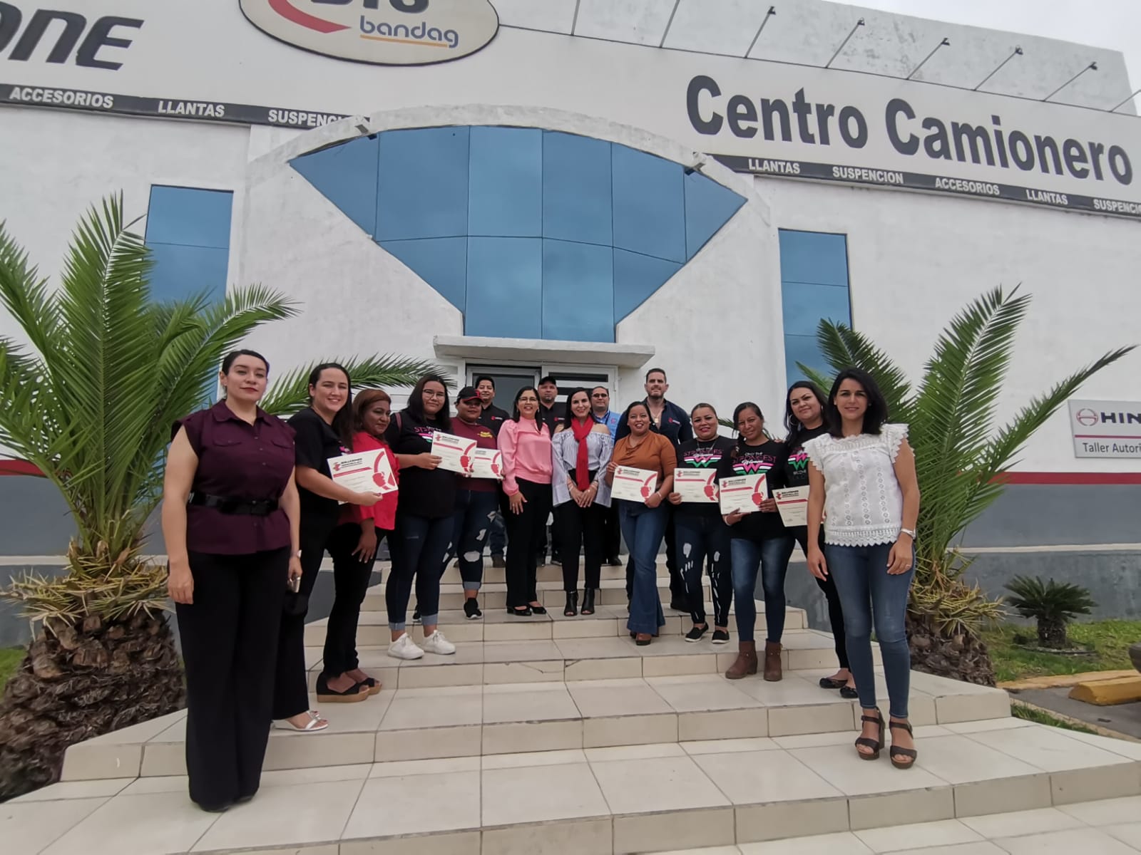 Becan a ocho mujeres que buscan ser choferes de tractocamiones