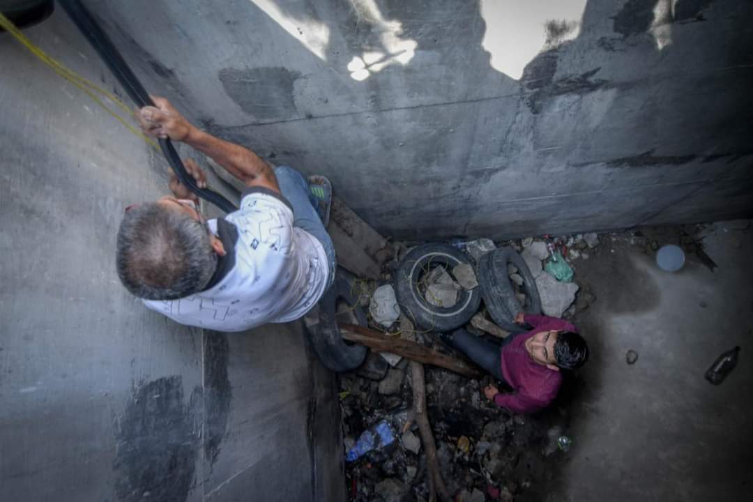 Apoyan a anciano que vivía en cisterna