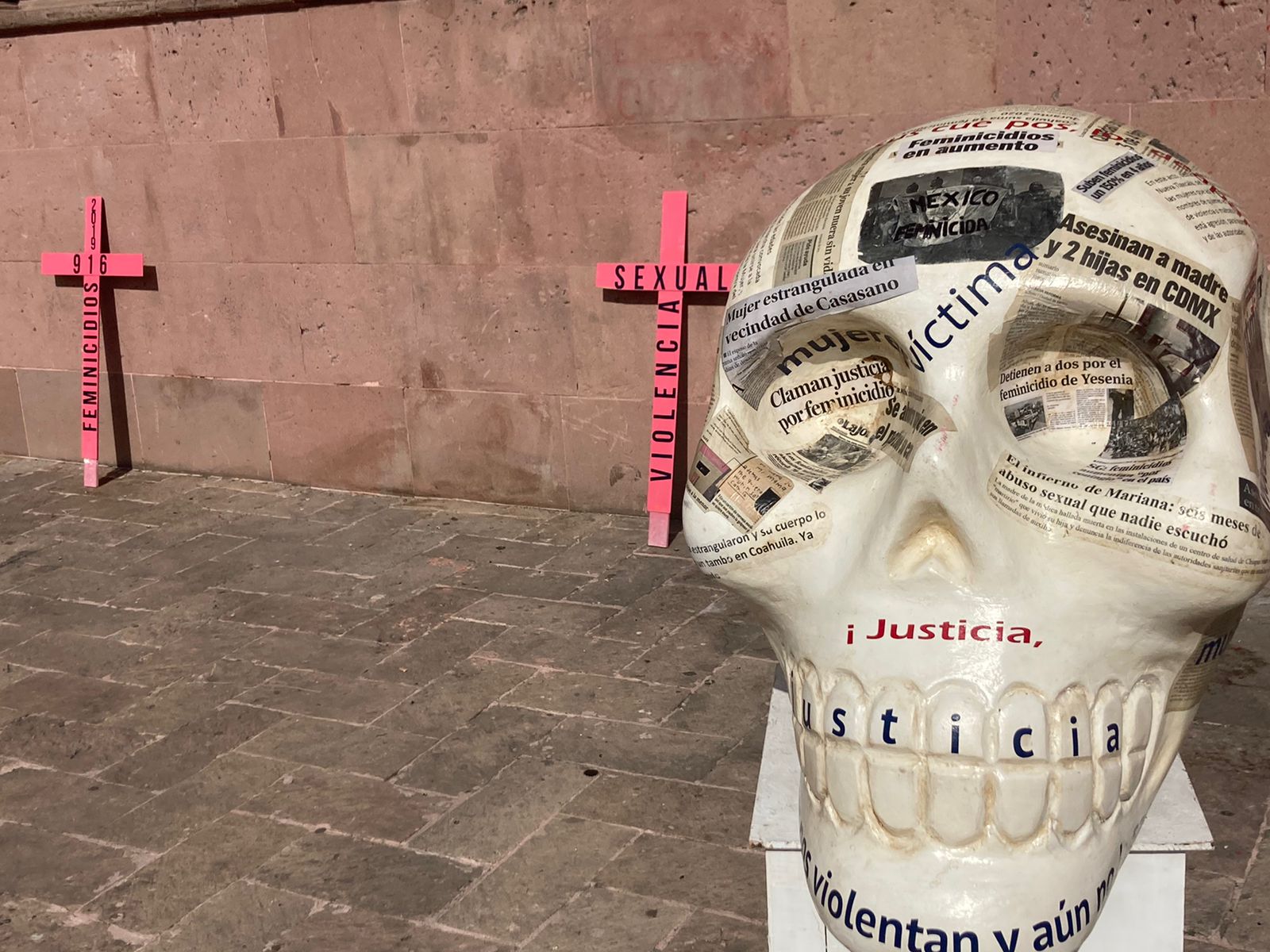 Rezan plegarias feministas en el “Luto Nacional”