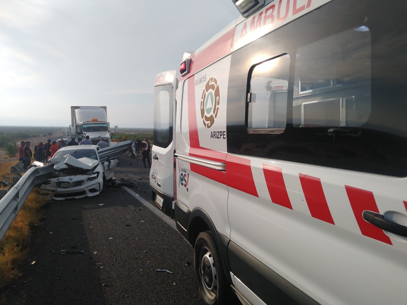Termina entre la vida y la muerte por accidente carretero