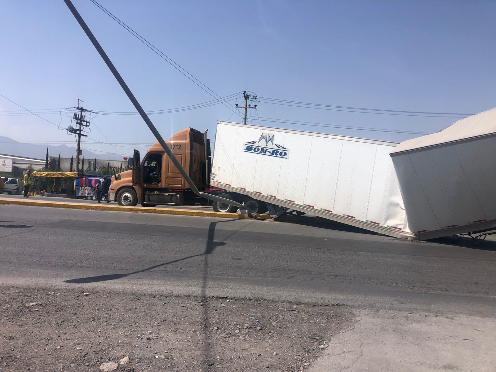 Intenta ganarle el paso al tren y causa accidente