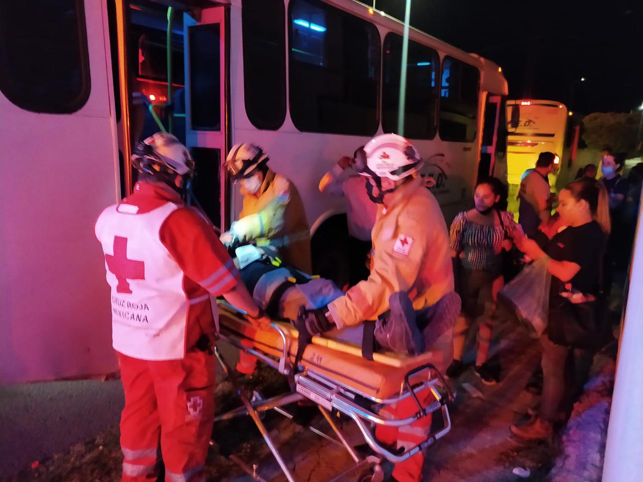 Imprudencia de chofer deja lesionados a 15 trabajadores