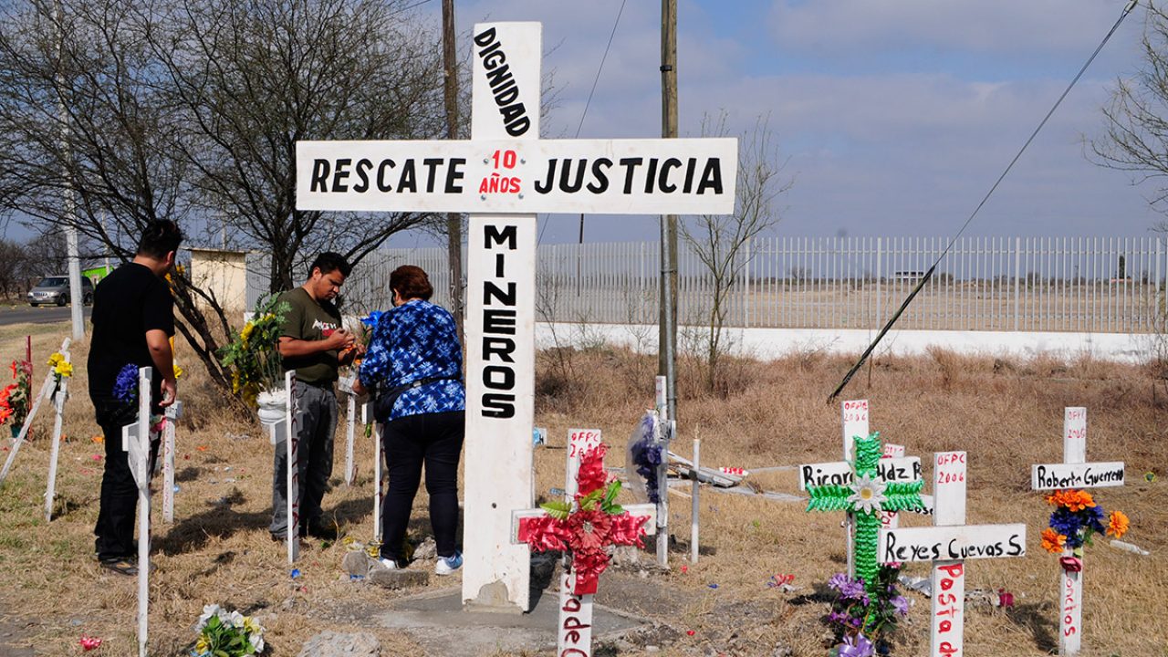 Por lluvias deudos temen más retrasos en rescate de restos de mineros