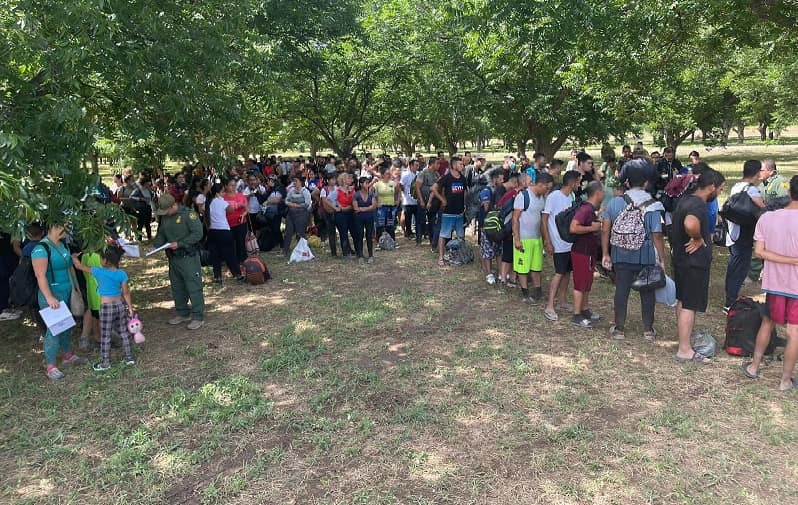 Sorprenden a grupos hasta de 400 migrantes cruzando el Río Bravo