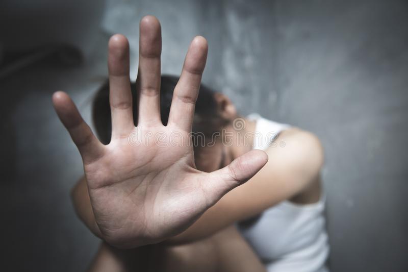 Buscan a agresor de mujer encontrada en vías del tren