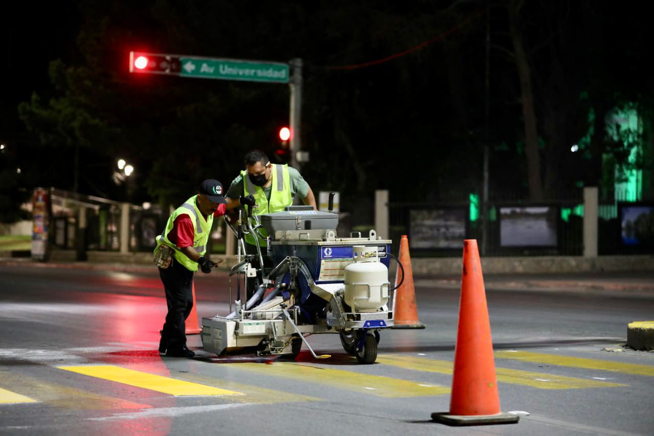 Pintan líneas peatonales con termoplástica