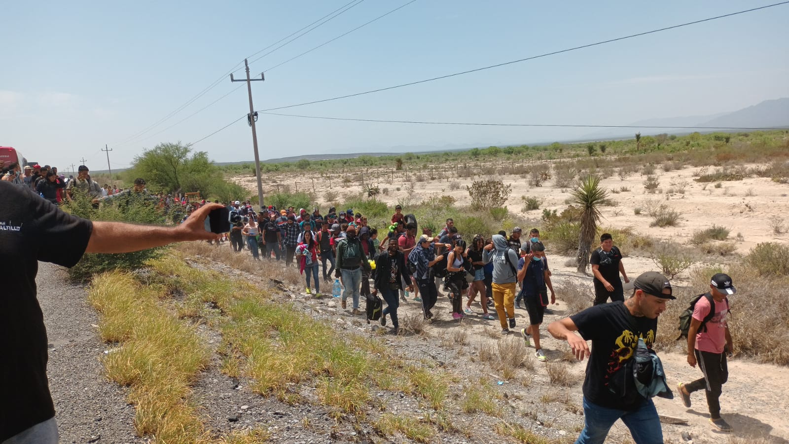 Migrantes optan por continuar su travesía a pie